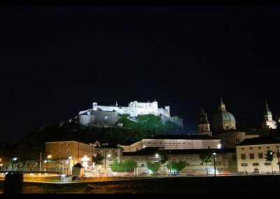Sbg - Salzburg - Blick auf die Festung Hohensalzburg bei Nacht