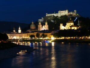 Sbg - Salzburg - Nachtaufnahme Altstadt mit Festung Hohensalzburg