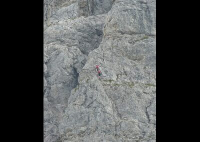 Tirol - Bersteiger an der Felswand Lachenspitze