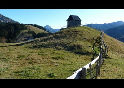 Tirol - Holzhütte in der Landschaft von Zöblen