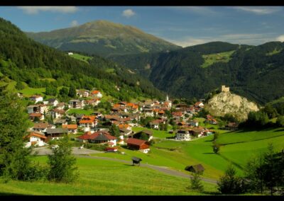 Tirol - Ladis - Gemeinde und die Burg Laudeck