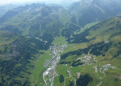 Bild zeigt: Lech am Arlberg - Luftaufnahme der Gemeinde 2