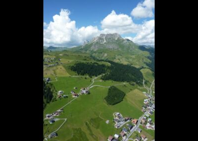 Bild zeigt: Lech am Arlberg - Paragleiten über dem Ort