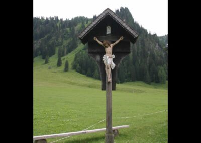 Bild zeigt: Nenzing - Kreuz neben der St. Rochus Kapelle