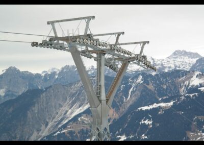 Bild zeigt: Seilbahnstütze im Skigebiet von Montafon