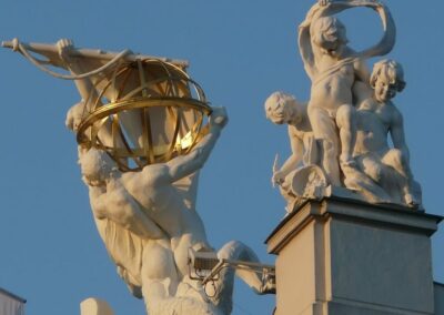 Bild zeigt: Wien - Dachfiguren in der Stadt