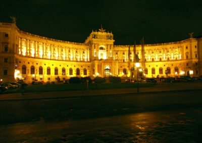 Bild zeigt: Wien - Hauptfassade der Neue Burg bei Nacht
