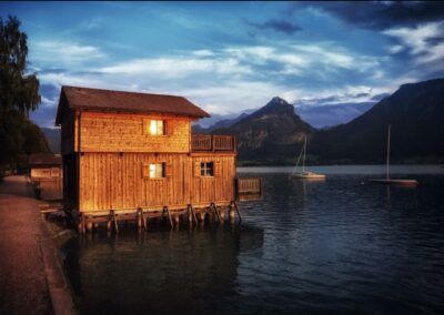 Bild zeigt: Bootshaus am Ufer des Wolfgangsee