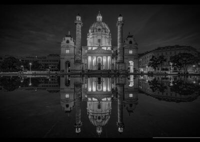 Bild zeigt: Karlskirche Wien Nachtaufnahme