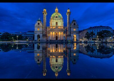 Bild zeigt: Karlskirche Wien bei Nacht