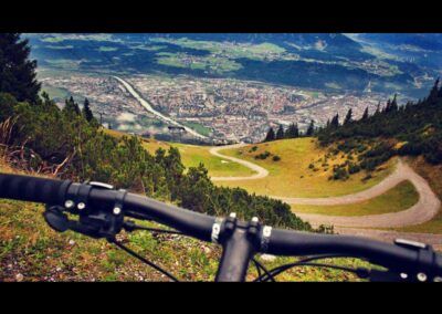 Bild zeigt: Mountainbiken oberhalb Innsbruck